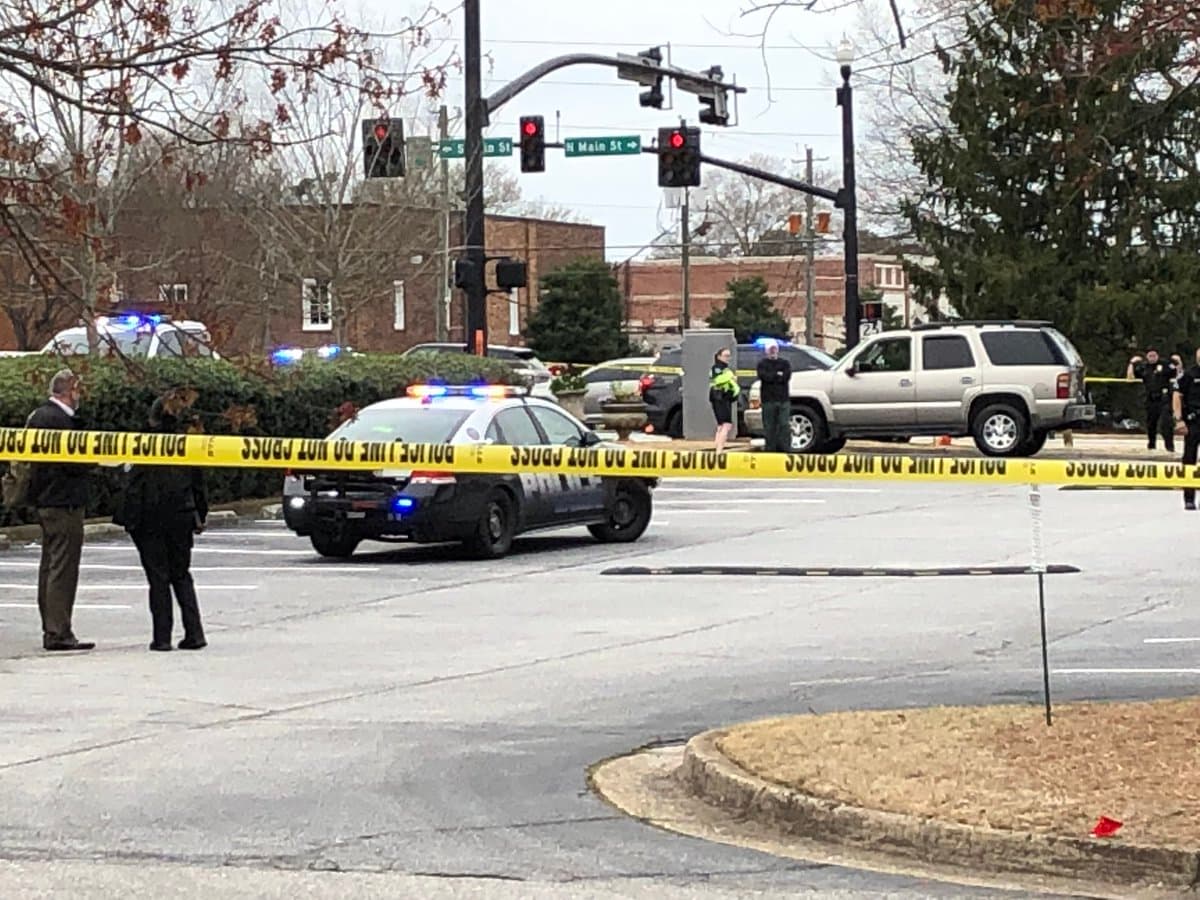 Tynesha Evans, de 45 años, residente de Alpharetta, fue encontrada este sábado tendida en el estacionamiento del Wells Fargo en 21 North Main Street, según el
<a href="https://www.alpharetta.ga.us/government/departments/public-safety" target="_blank">Departamento de Seguridad Pública</a> de la ciudad.
<br>
<br>En el lugar, las autoridades también encontraron al presunto atacante, Othnel Inniss, quien fue restringido por un ciudadano armado luego del ataque.
<br>
<br>Evans fue transportada al hospital, donde murió. Inniss fue arrestado y acusado de asesinato y agresión agravada con arma de fuego.
<br>
<br>"La víctima y el sospechoso estaban en una relación intermitente que tristemente terminó con violencia sin sentido durante una discusión", indicó el Departamento de Seguridad Pública de Alpharetta en un comunicado publicado en Facebook.