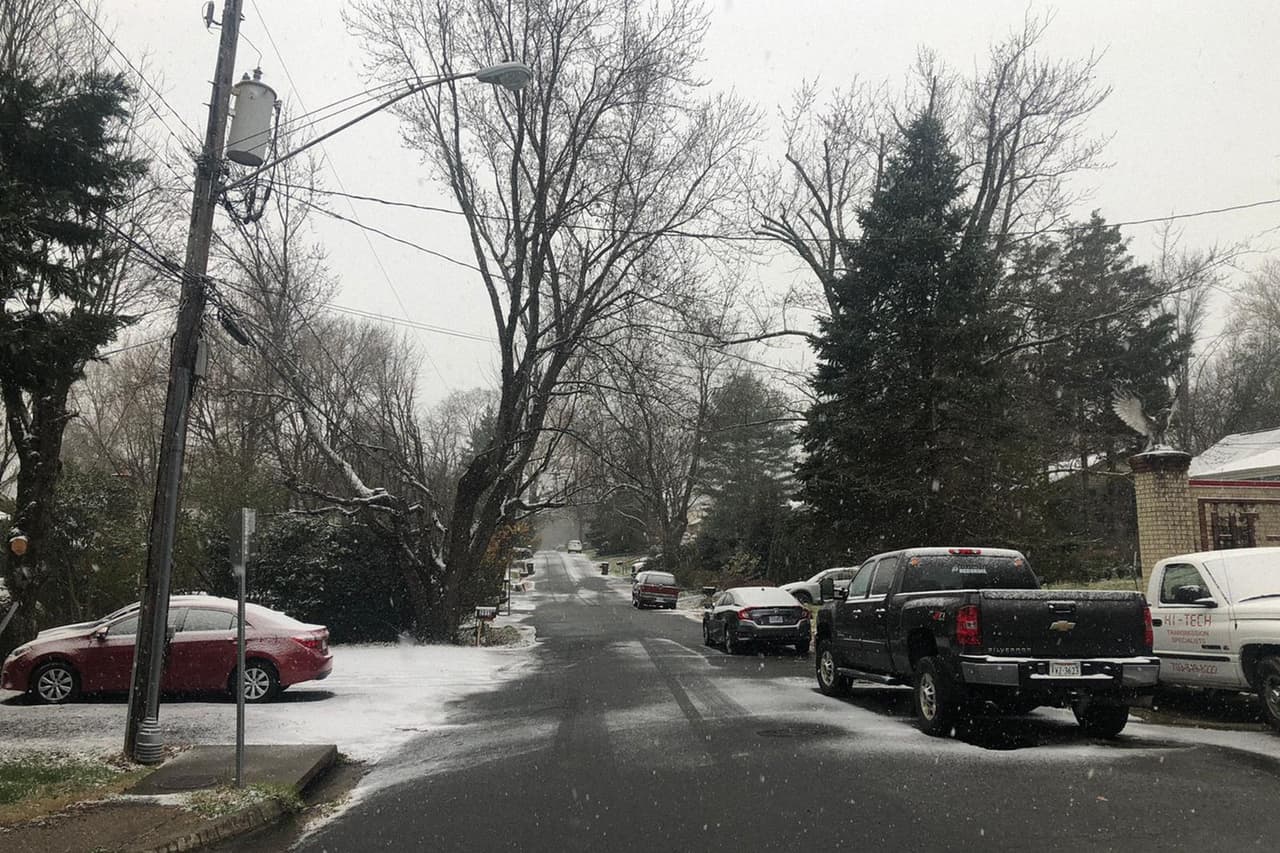 "Grandes ciudades, como Washington DC y Filadelfia, probablemente registrarán una combinación de condiciones invernales y lluvias” agregó el NWS. En la fotografía, una fina nieve cayendo en Fairfax.