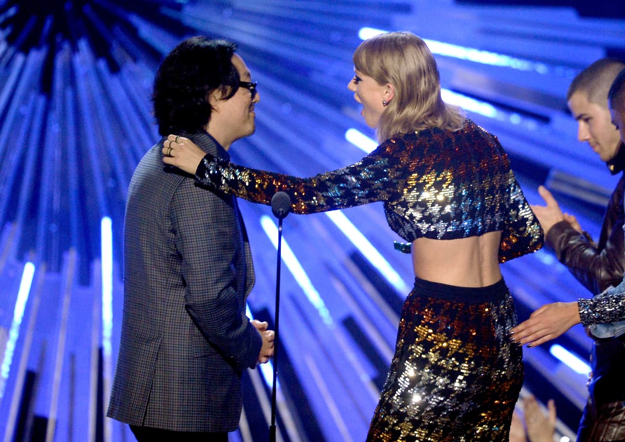 La cantante pasó a recoger sus premios con el director del video, quien le dedicó unas hermosas palabras y dijo que Taylor era una ''linda persona''.