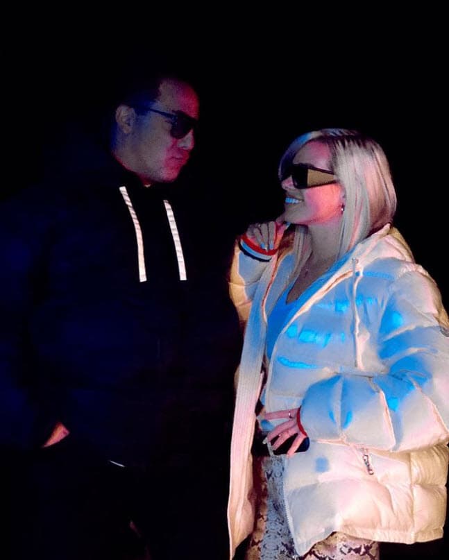 Con esta fotografía, donde no se aprecia bien el rostro de su pareja, escribió un mensaje para que sus seguidores la conocieran.
<br>