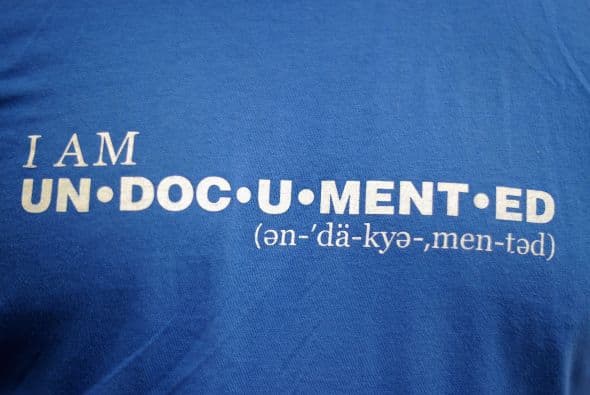 15 de junio. La administración del Presidente Barack Obama anuncia que implementará un programa denominado Acción Diferida, que detendrá temporalmente las deportaciones de jóvenes indocumentados conocidos como dreamers y además les otorgará permisos temporales de empleo. La medida beneficia a unos 1.7 millones de jóvenes sin papeles que tienen menos de 30 años e ingresaron al país antes de cumplir los 16 años de edad.