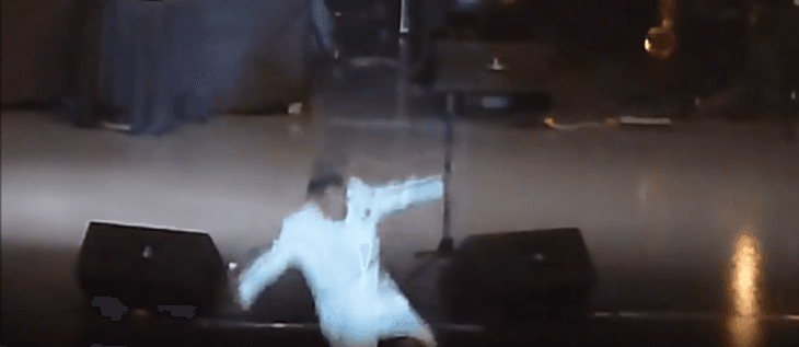 En la presentación en que celebraba sus 50 años de trayectoria artística, una fan se acercó al escenario para saludarlo y pedirle un beso. El cantante quiso atender la petición, pero no vió dónde terminaba el escenario, por lo que cayó. Afortunadamente este accidente no le provocó ninguna lesión y continúo con la presentación.