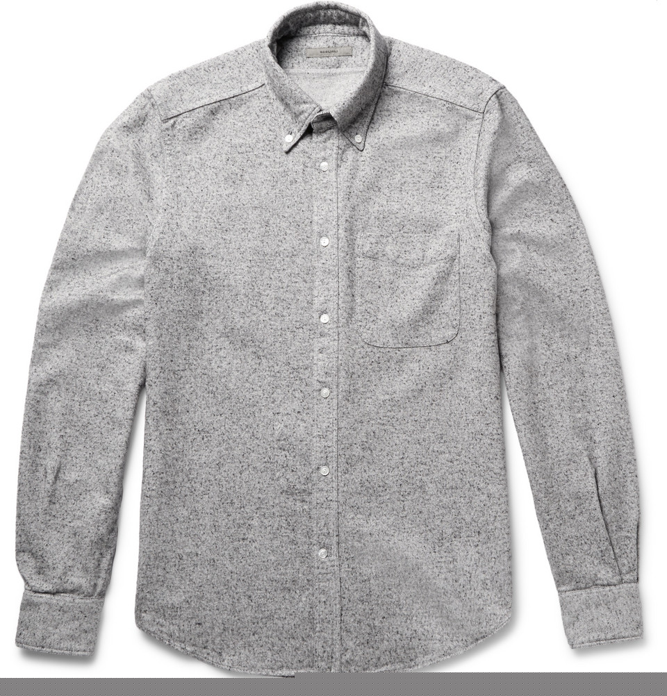 La camisa de franela ligera es perfecta para la temporada, y con el paso del tiempo toma mejor forma y color. (Camisa: Boglioli)