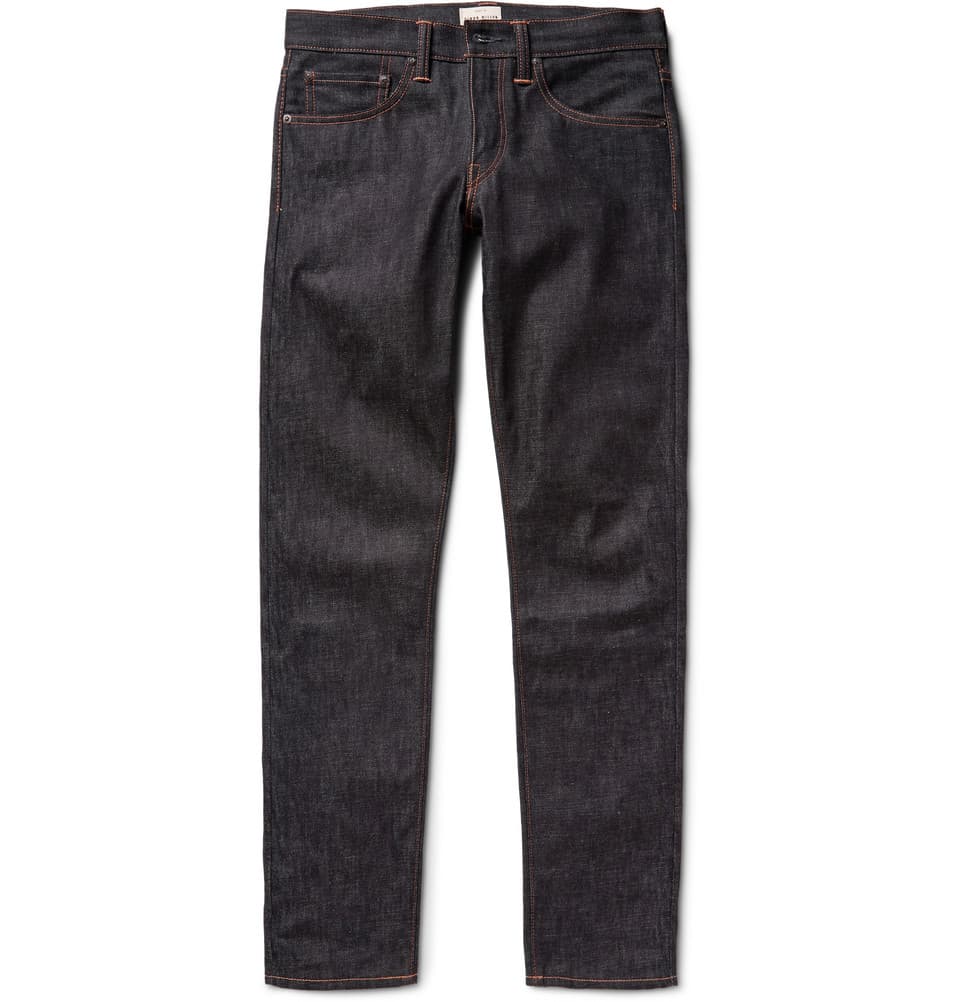 Los jeans de mezclilla cruda son piezas importantes esta temporada. Por no estar prelavados, dan un look casual que va perfecto con botas y camisa. Además, el tiempo les hace muy bien. (Jeans: Simon Miller)