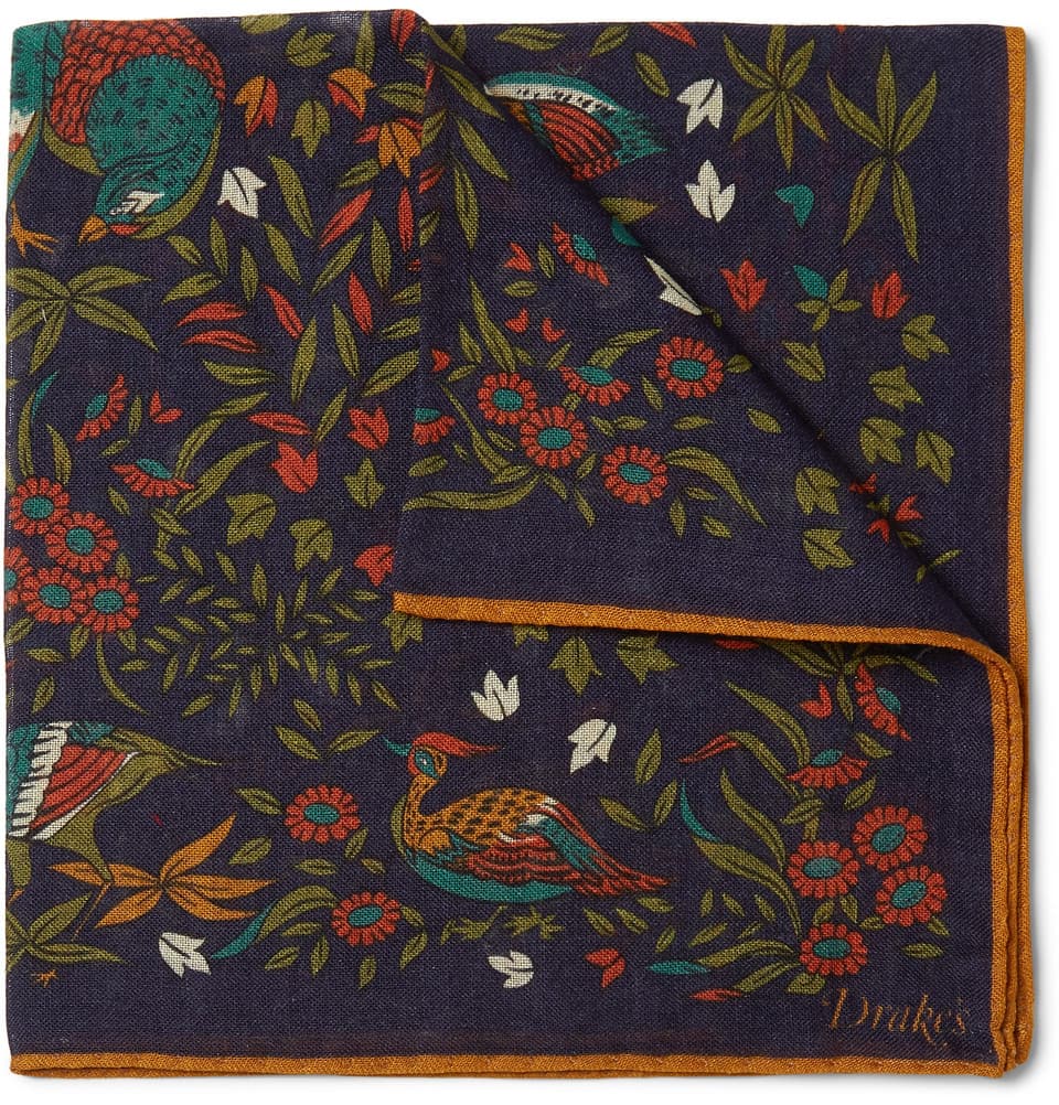 Los pocket squares regresan en seda y estampados. Combina con blazer informal o traje. (Pañuelo: Drake’s)