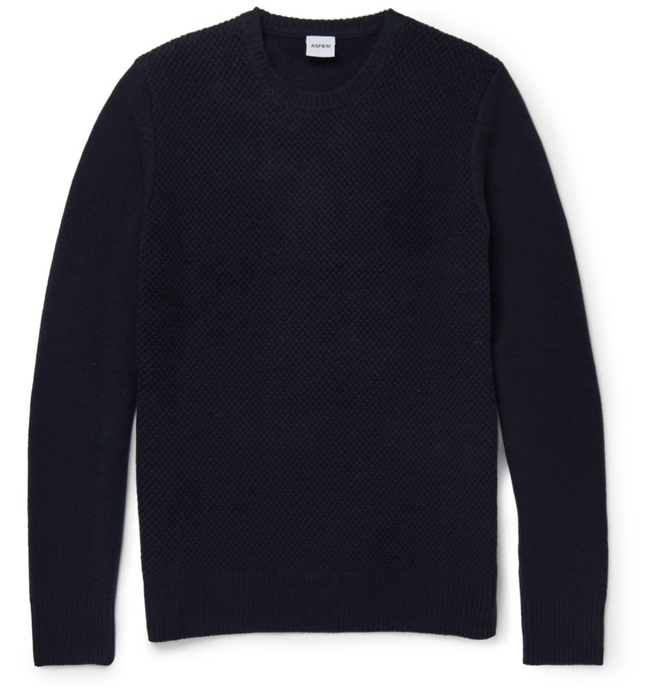 El cuello medio redondo se lleva esta temporada en suéteres de cashmere combinados con jeans y blazer. (Suéter: Aspesi)