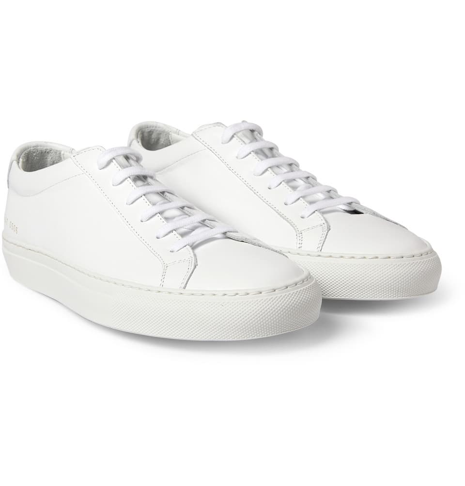 Al estilo de Paul Newman, los tenis blancos pueden dar a tu look versatilidad. Atrévete a combinarlos con un traje. (Tenis : Common Projects)