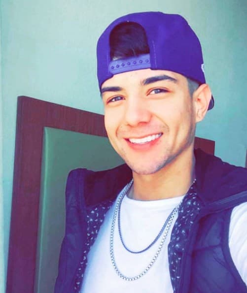 Con la gorra al revés se ve simplemente adorable.