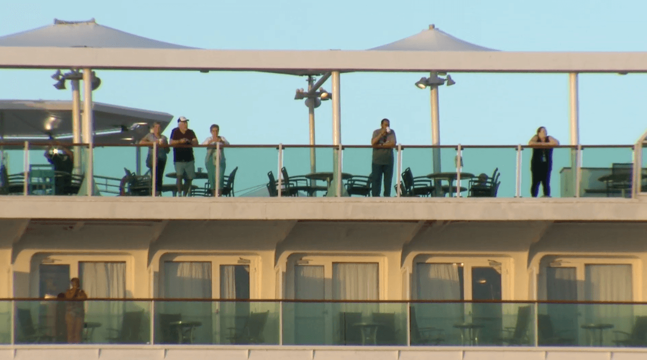 “Yo creo que la despedida más horrible la vivimos ayer saliendo de Cuba, todo el pueblo cubano, por todo el Malecón, diciéndonos adiós, la gente llorando", dijo Taisa Alejandro, de Puerto Rico.
<br>