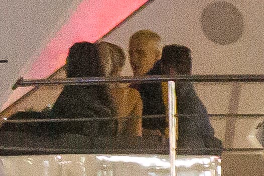 Justin Bieber fue visto de fiesta en un barco con alrededor de diez mujeres, bebiendo, charlando y bailando hasta bien entrada la noche, desembarcando alrededor de la 1:30 a. m. el 12 de marzo. Justin también pareció entrar en una discusión con uno de sus guardias de seguridad antes de darle un abrazo.