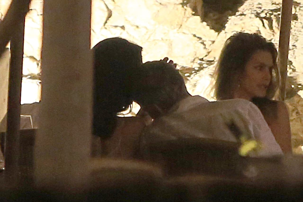 Amal siguió con las caricias.