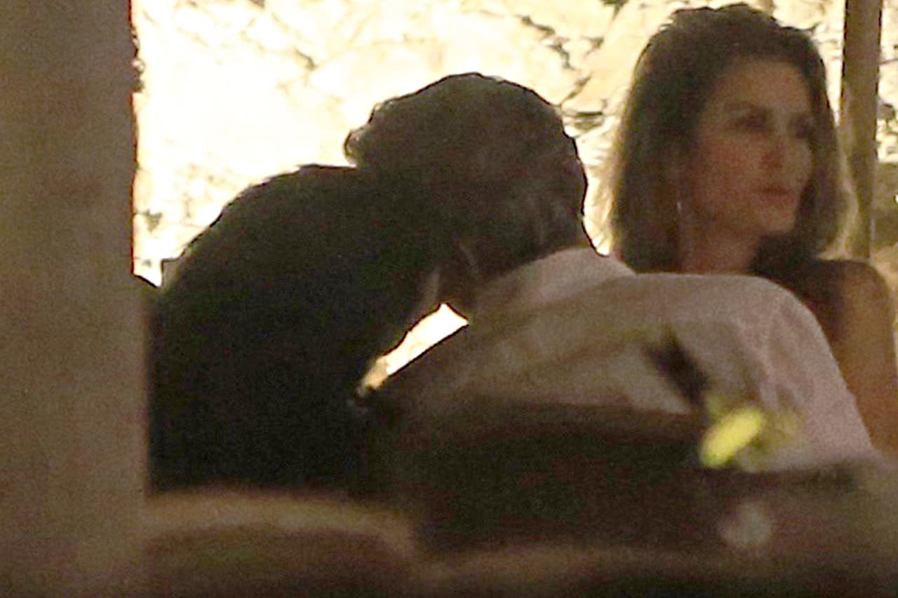 Amal comenzó con unos besitos.