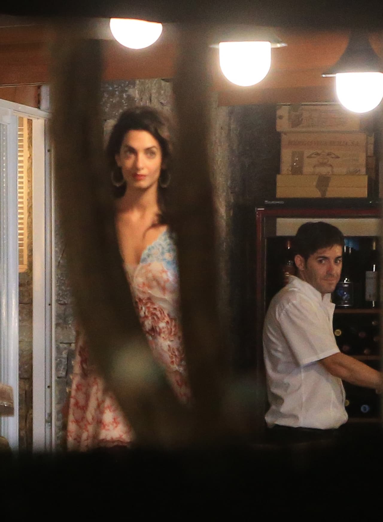 El mesero no perdió de vista a la esposa del actor.