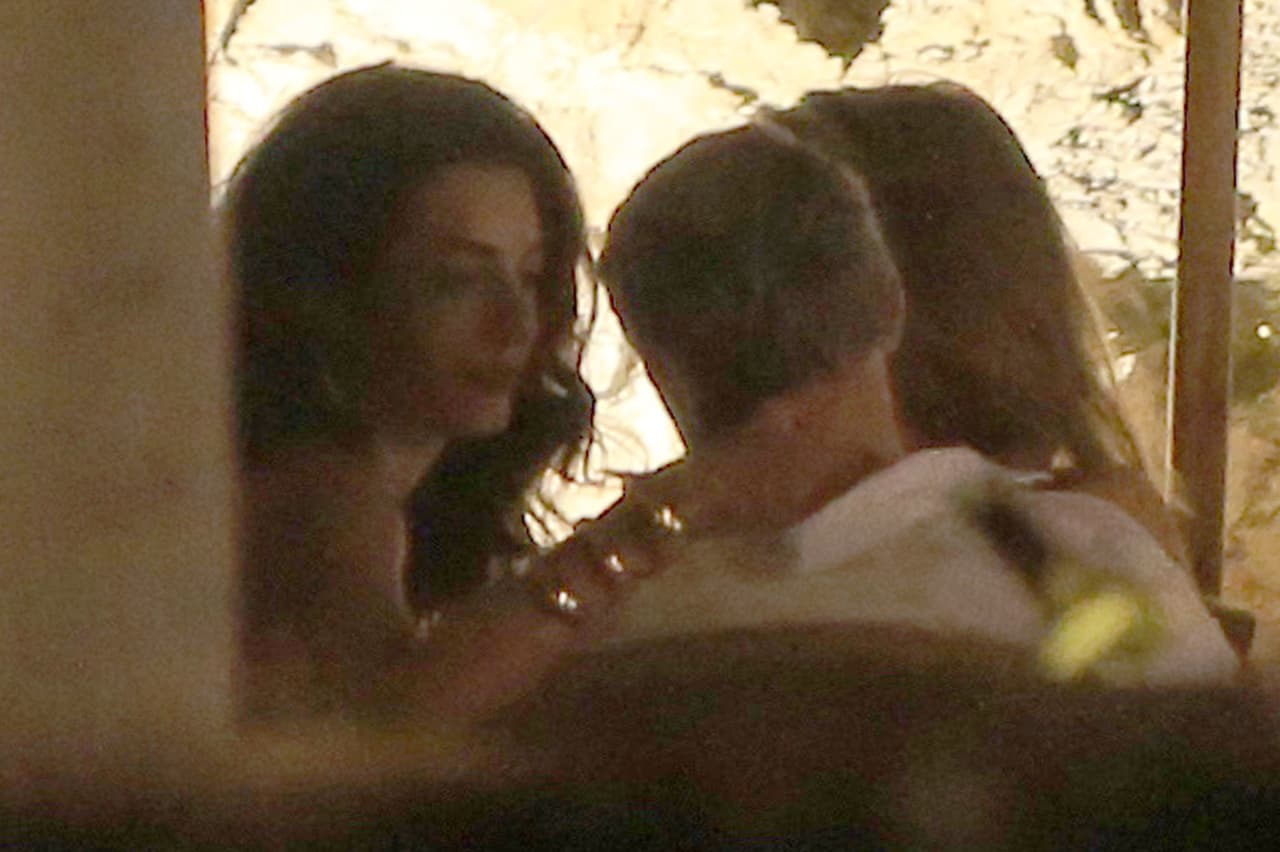 La guapa abogada no le quitaba las manos de encima a su esposo.