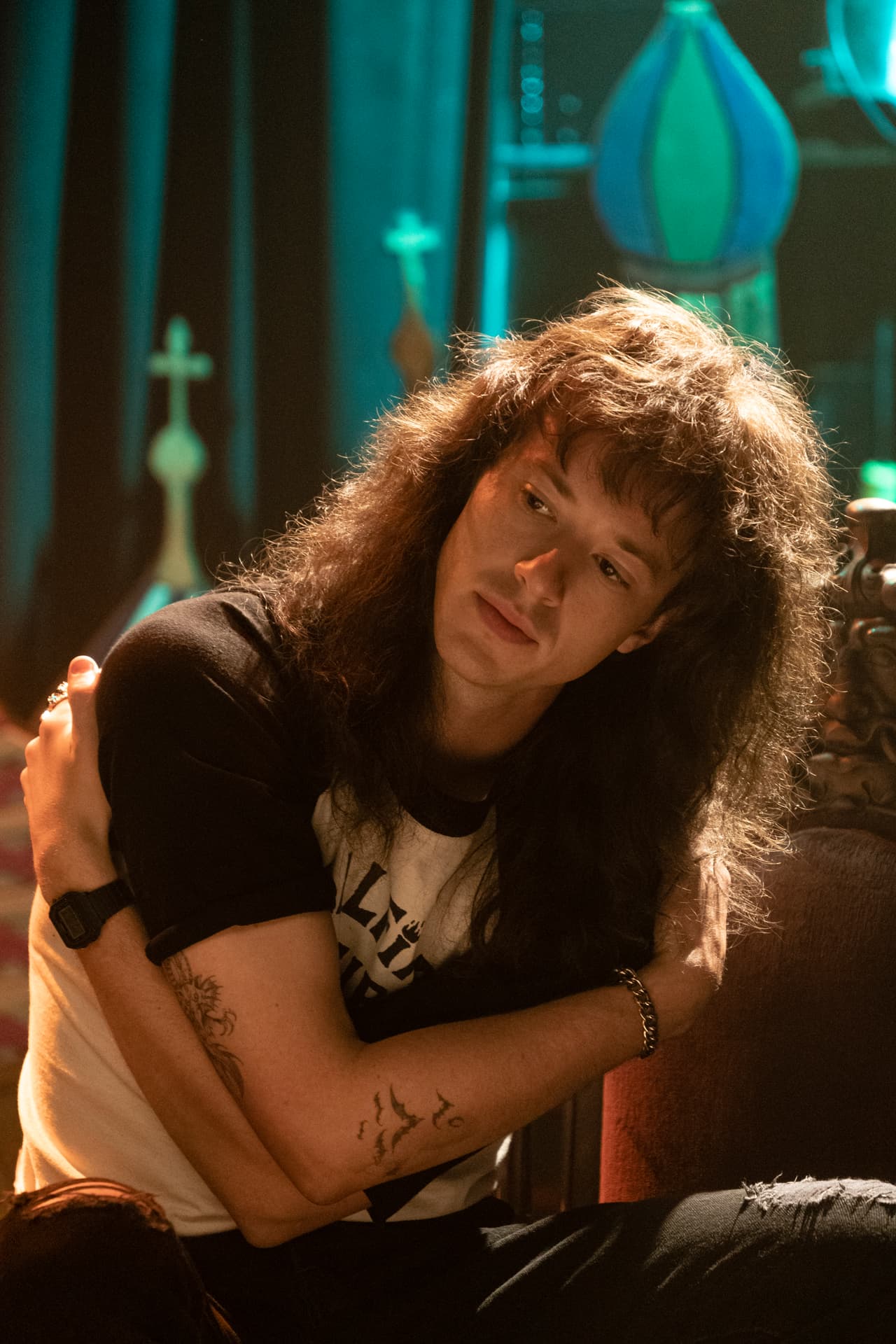 <b>Eddie Munson - Joseph Quinn</b>
<br>Otro galán que encantó a muchos fans de ‘Stranger Things’ es Eddie, quien sin duda presume una de las melenas más voluminosas de la serie.