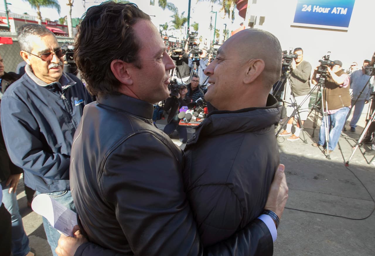 Marco Chávez, a la derecha, se abraza con Nathan Fletcher, presidente de la Coalición Despedidos con Honores, Deshonorablemente Deportados (HDDD).