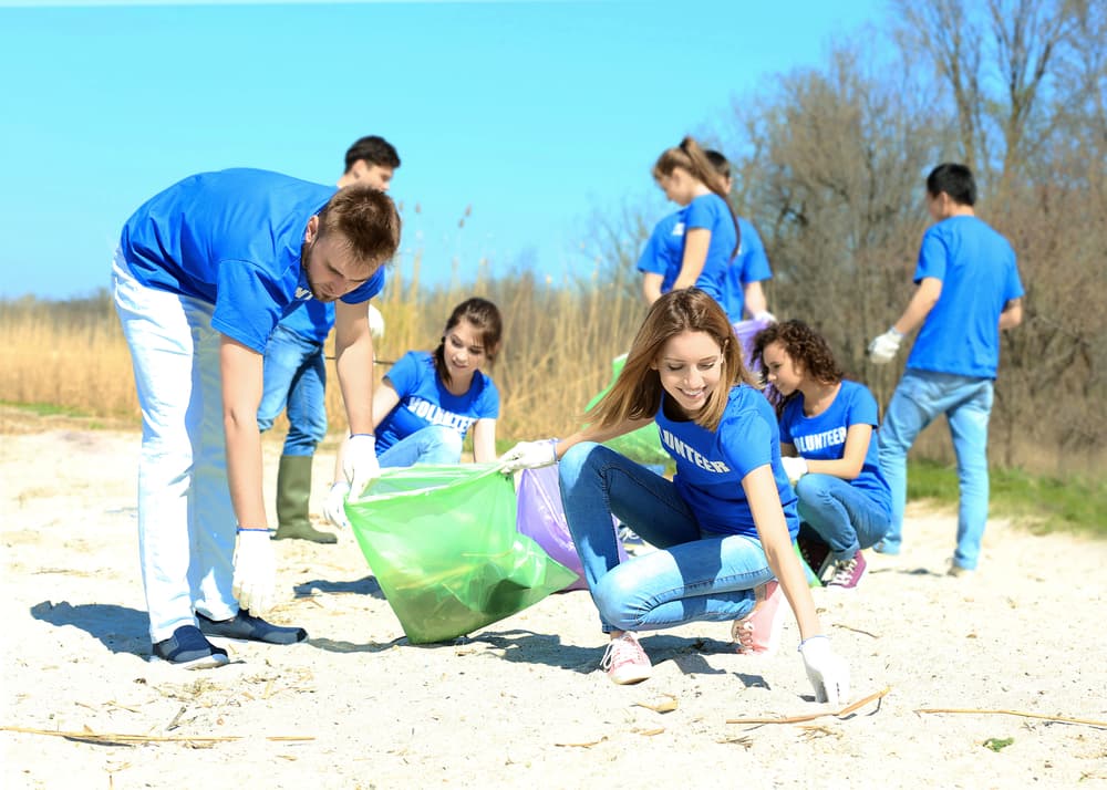 Además de participar en las tareas y proyectos voluntarios que se lleven a cabo en nuestras respectivas comunidades podemos contribuir limpiando playas, recogiendo basura, sembrando árboles y embelleciendo nuestro entorno, reciclando materiales y cuidando el ambiente.