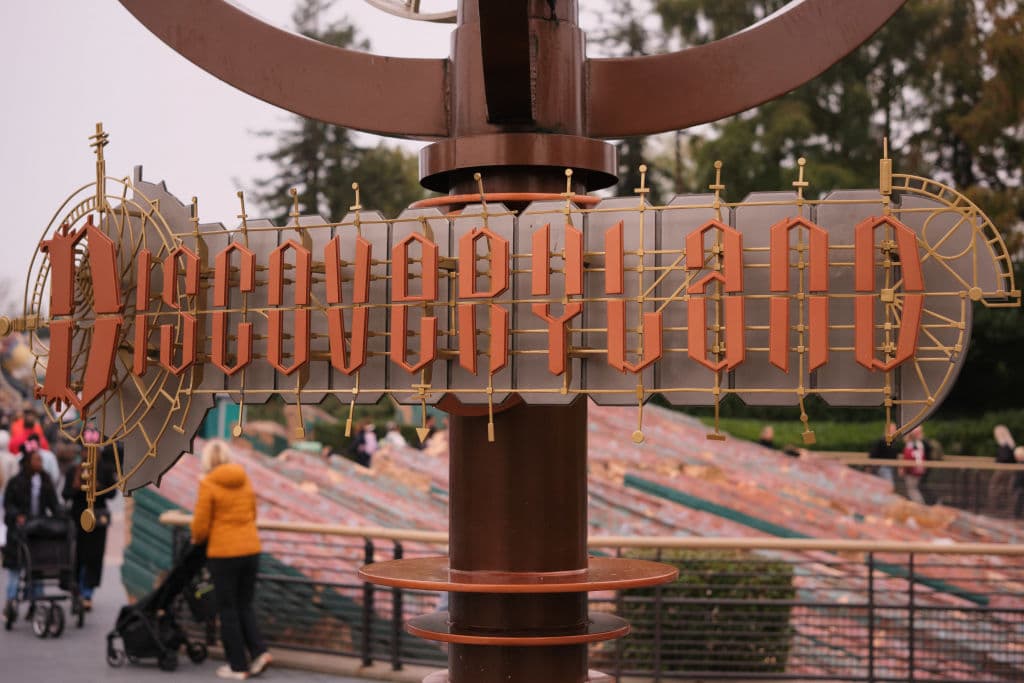 El hombre de 39 años detenido por organizar una "boda" con una niña de 9 en Disneyland Paris