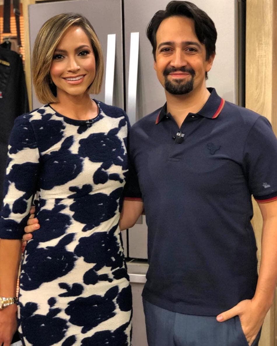 A Satcha no le tocó esta ves disfraz, pero orgullosa posó al lado del actor.