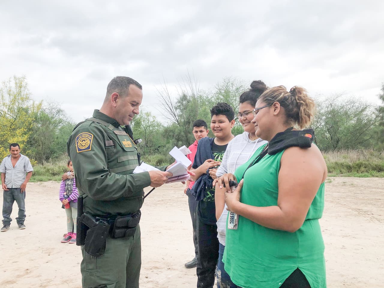 María cruzó el Río Grande con sus hijos Victoria Alejandra, de 17 años, y Juan, de 13. La mujer, que en Honduras trabajaba indicando las rutas de autobuses a los viajeros en la estación de Tegucigalpa, le dijo al agente de la Patrulla Fronteriza que se fue por la falta de oportunidades y la violencia.“Si no quitan a los gobiernos que están, nos vamos a ir todos”, aseguró.
<br>