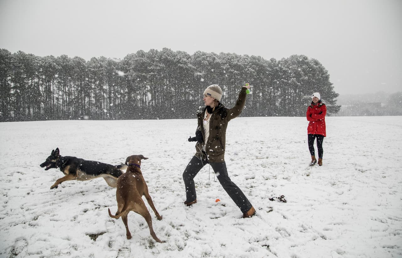 Residentes de Raleigh, Carolina del Norte, juegan en la nieve que trajo la tormenta. Un meteorólogo del servicio nacional de meteorología aseguró que las nevadas ya pasaron en Georgia y que el frente frio y nevadas comenzarán a helar las vías en las Carolinas.