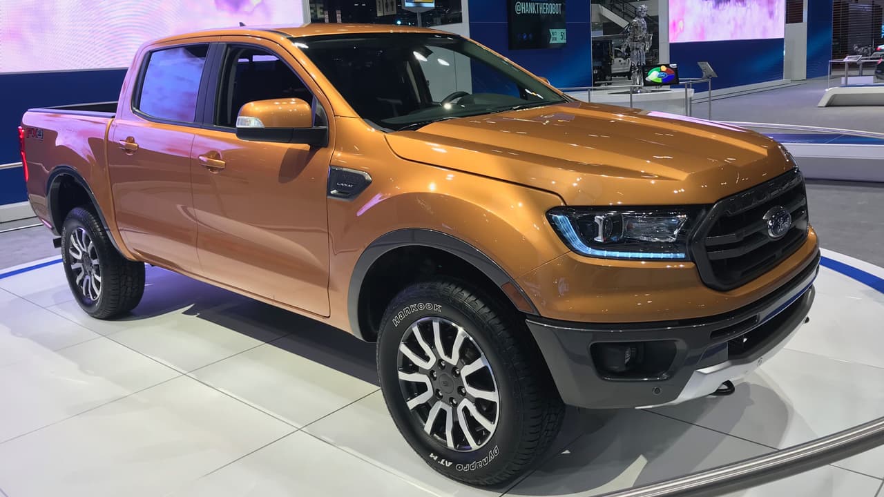 <h3 class="cms-h3-H3">Ford Ranger 2019</h3>
<br>
<br>La
<b><a href="https://www.univision.com/noticias/camionetas-pick-ups/la-ford-ranger-regresa-despues-de-7-anos-de-ausencia-cargada-de-tecnologia" target="_blank">nueva pickup mediana de Ford</a></b> llegó a su segundo auto show para ser mirada y admirada pero sin ninguna novedad sobre los anuncios que se hicieron el mes pasado en Detroit. Quienes esperaban ver la versión 'raptorizada' de la Ranger se quedaron esperando y por ahora tendrán que conformarse con
<b><a href="https://www.univision.com/noticias/ford/ford-ranger-raptor-la-mini-me-de-la-f-150-raptor-fotos" target="_blank">la versión para la región Asia Pacifico</a></b>, que fue mostrada en Tailandia a principios de febrero.