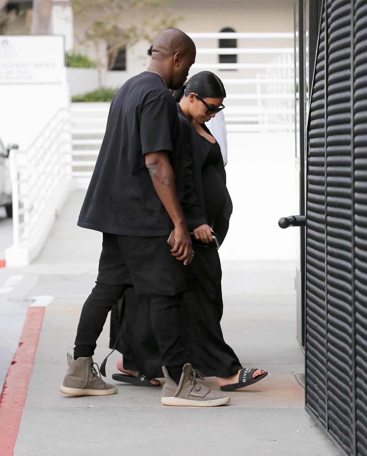 ¡Por fin! A sus casi nueves meses de embarazo Kim Kardashian decisió dejar las altas zapatillas.