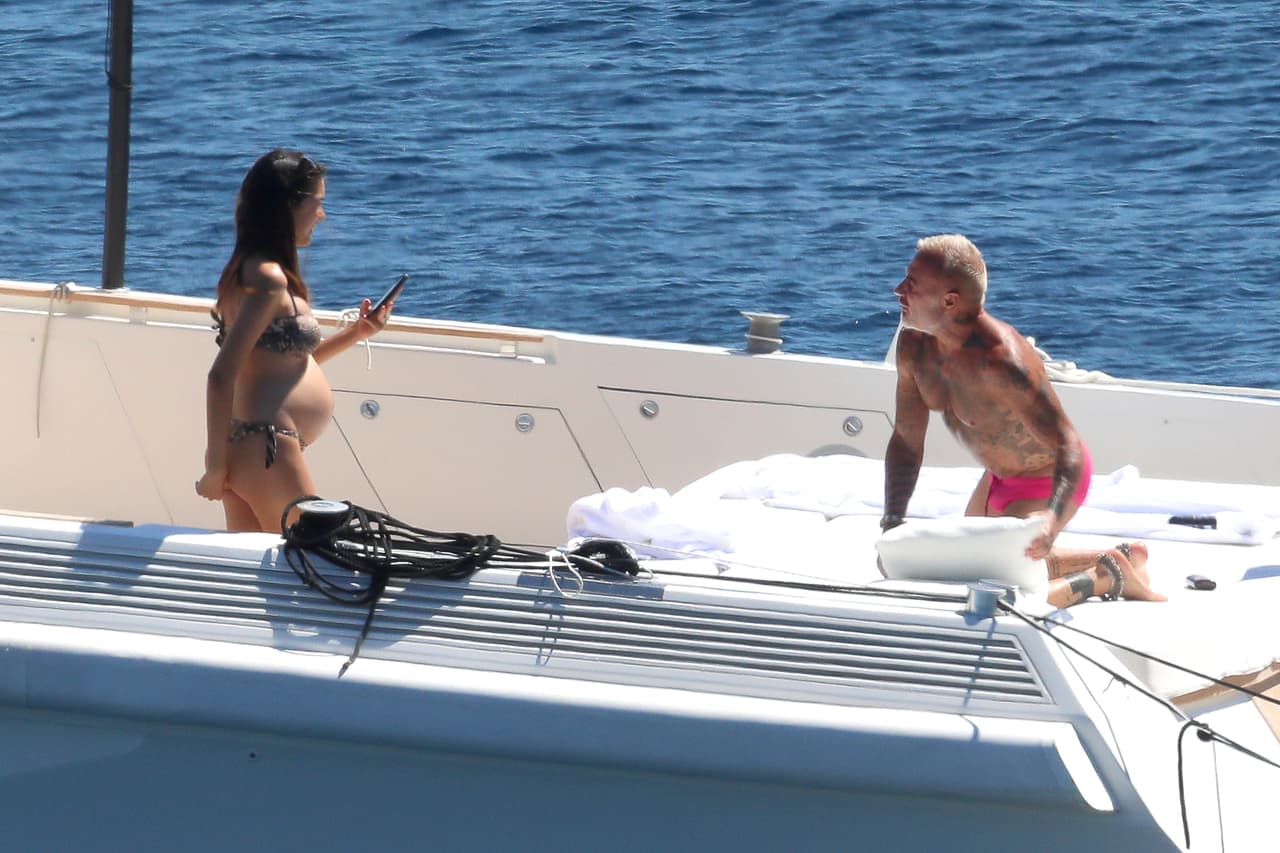 <b><a href="https://www.univision.com/famosos/la-bebe-de-gianluca-vacchi-y-sharon-fonseca-aun-no-nace-pero-ya-dice-quien-es-su-favorito-video" target="_blank">Gianluca Vacchi y Sharon Fonseca</a> </b>dejaron por unos días su casa de Bolonia, Italia, para tomar un descanso por el Mediterráneo. 
<br>