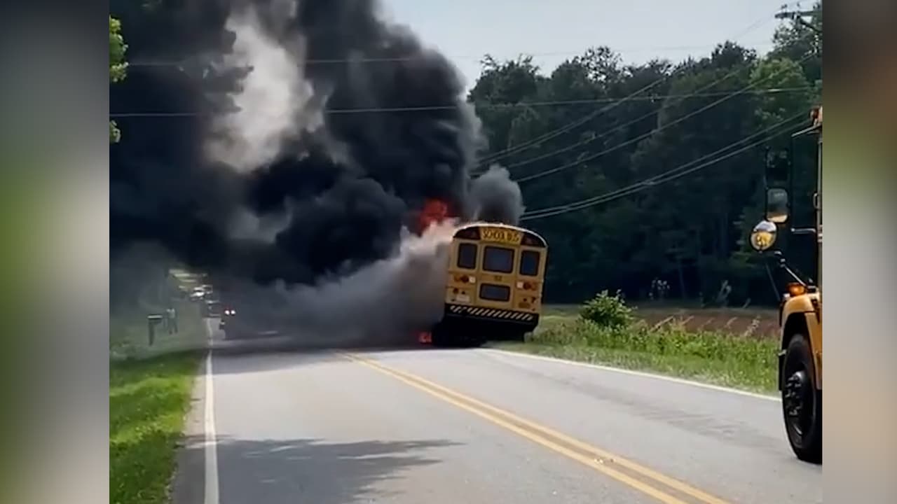 Autobús escolar se enciende en llamas en el condado de Iredell