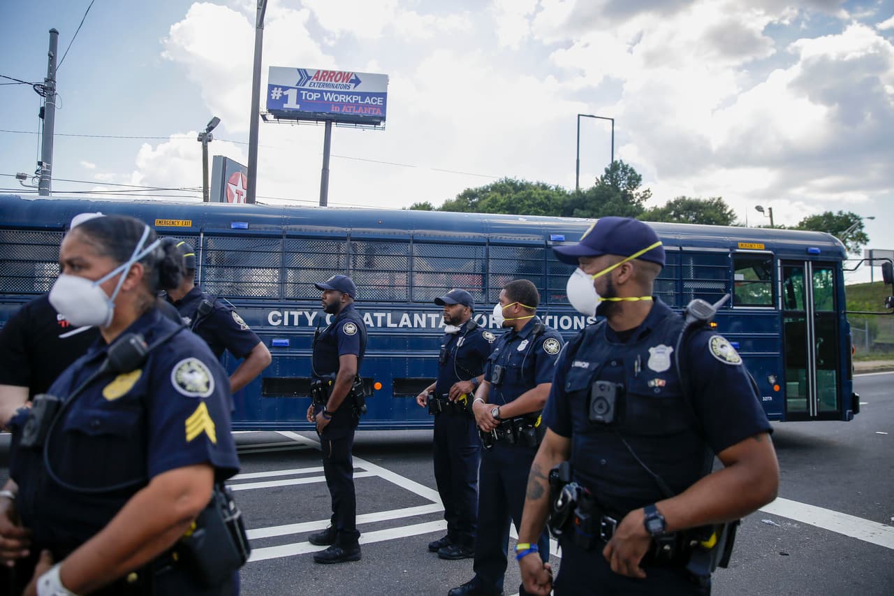 Otra imagen de Atlanta este sábado. Erika Shields, jefa de Policía de Atlanta, renunció este sábado tras la muerte a tiros de Brooks. Según reportes, la policía asistió al Wendy's porque Brooks se había quedado dormido en su automóvil, que estaba bloqueando el camino de entrada. Tras un forcejeo saca una pistola Taser a un policía y sale corriendo. Pero fue disparado y murió en el hospital.