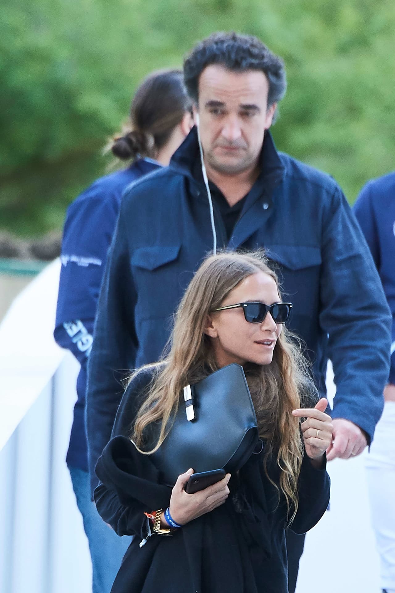 El banquero francés y la diseñadora de modas estadounidense comenzaron a salir en la primavera de 2012, dos años después de que él se divorciara de su esposa Charlotte Bernard, informó 
<a href="https://www.eonline.com/ve/videos/307780/mary-kate-olsen-y-olivier-sarkozy-se-divorcian" target="_blank">E! Online</a>.