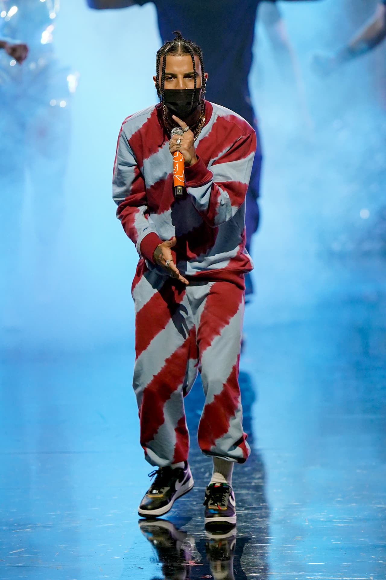 Rauw Alejandro, además de subir al escenario junto a Luis Fonsi, acompañará a Wisin. En el cuarto día de ensayos, los puertorriqueños compartieron la tarima para afinar detalles de su presentación.