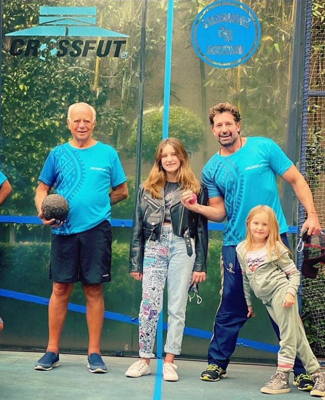 "Lo hicimos público hasta ahora porque teníamos que, primero que me dijera que sí y después hablar con toda la familia, evidentemente
<b>antes que nada con mis hijas </b>(Elissa, de 11 años, y Miranda, de 6), con mi papá, con su esposa, con mis tíos y
<b>evidentemente con sus papás</b>", contó en Hoy.
<br>