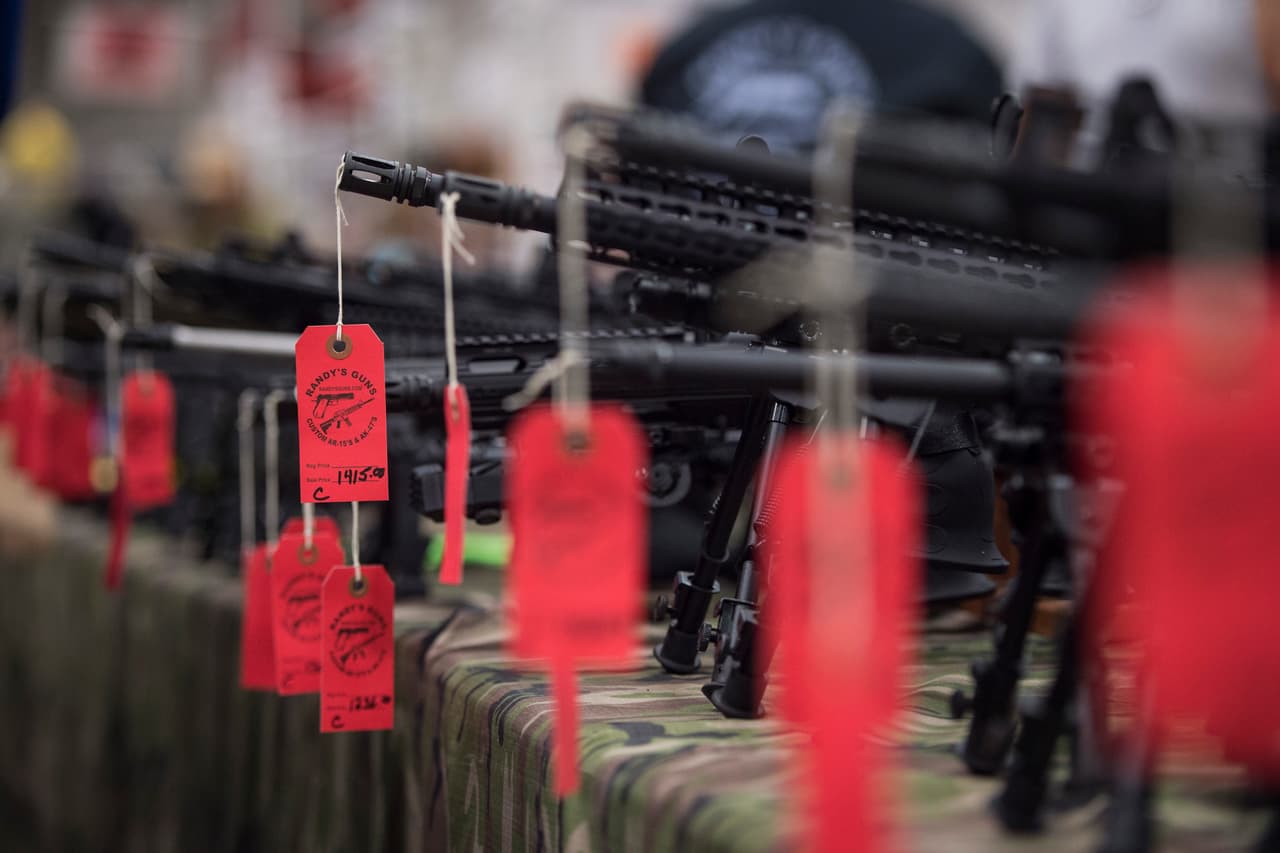 <b>Puesto 20. Oregon</b>
<br>
<ul>
 <li>Tasa de verificación de antecedentes de armas de fuego de enero a junio de 2021: 72.8 por cada 1,000 personas</li>
 <li>Verificaciones de antecedentes de armas de fuego hasta junio de 2021: 244,200. </li>
 <li>Total de verificaciones de antecedentes de armas de fuego en 2020: 516,100.</li>
 <li>Total de verificaciones de antecedentes de armas de fuego en 2019: 357,700.</li>
 <li>Cambio de 2019 a 2020: +44.3%.</li>
 <li>Muertes por arma de fuego en 2019: 13.2 por cada 100.000 habitantes.</li>
</ul>
<br>El FBI publica una lista de cuántas se manejan como parte de su
<a href="https://www.fbi.gov/file-repository/nics_firearm_checks_-_month_year_by_state.pdf/view"> <u>Sistema Nacional de Verificación de Antecedentes Penales</u></a>. Cada mes las cifras se informan por estado y casi todos los que pasan por este sistema califican como compradores. 
<br>
<br>Según estos datos, las ventas de armas de Estados Unidos en los primeros seis meses de 2021 aumentaron 15% en comparación con los mismos seis meses del año pasado (22,243,220 nuevas armas legales en total). 
<br>
<br>