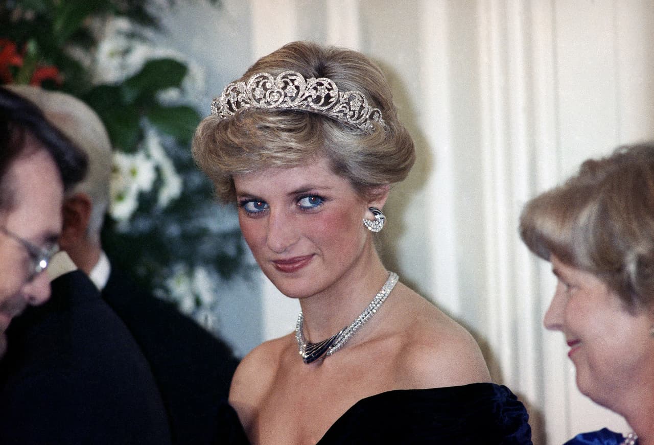 La autopsia de Lady Diana reveló que la madre de los príncipes William y Harry murió principalmente a consecuencia de una herida 
<b><a href="https://www.abc.es/estilo/gente/abci-sale-nueva-version-sobre-muerte-lady-201904071825_noticia.html" target="_blank">"muy pequeña"</a></b>
<a href="https://www.abc.es/estilo/gente/abci-sale-nueva-version-sobre-muerte-lady-201904071825_noticia.html" target="_blank"> en <b>"el lugar equivocado"</b></a>, tal y como relató el forense del caso, Richard Shepherd.
<br>
<br>El reporte también constató que Diana habría sobrevivido al accidente si hubiera llevado puesto el
<b><a href="https://www.univision.com/noticias/autos-y-famosos/analizamos-el-accidente-que-le-causo-a-la-muerte-a-la-princesa-diana" target="_blank"> cinturón de seguridad</a></b>. 
<br>(Foto: Diana en un evento en Alemania, 1987)