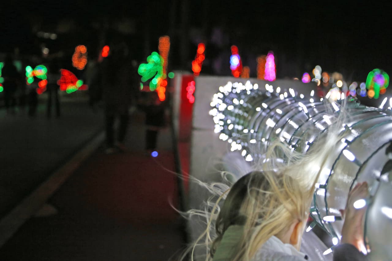 Esta pequeña se detuvo para apreciar de cerca la magia de las luces.