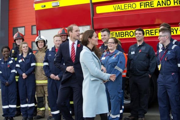 La duquesa y el príncipe William visitaron la refinería de Valero.