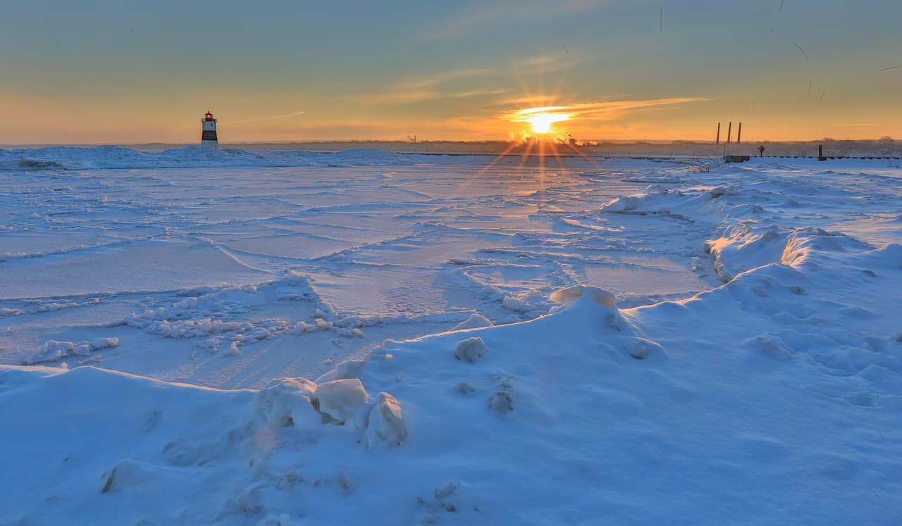 <b><a href="https://www.dcnr.pa.gov/StateParks/FindAPark/PresqueIsleStatePark/Pages/default.aspx">Presque Isle State Park</a></b>. En el invierno, el Parque Estatal Presque Isle presenta impresionantes dunas formadas por el hielo del lago que se acumula en la costa y se congela. También hay esquí de fondo, pesca en hielo y patinaje sobre viento. 
<br>
<br>
<b><a href="https://goo.gl/maps/n1UwUXHDv8PR1DPS8">Cómo llegar</a></b>
