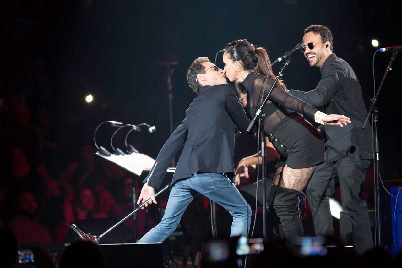 Nada más llegar y cantar ese primer tema, Marc besó a una de sus coristas.