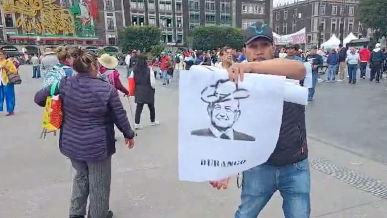 Desde Durango, México, un grupo de simpatizantes llegaron al Zócalo de la Ciudad de México para despedir a AMLO.