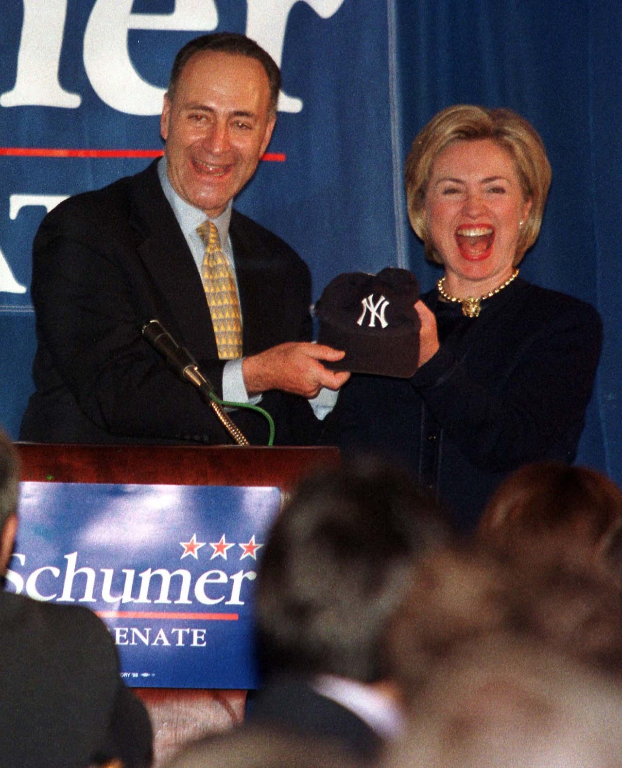 En 1998 la primera dama recibió de regalo por sus 51 años una gorra de los Yankees , en un acto de apoyo al entonces candidato demócrata al senado por el estado de Nueva York, Charles Schumer.