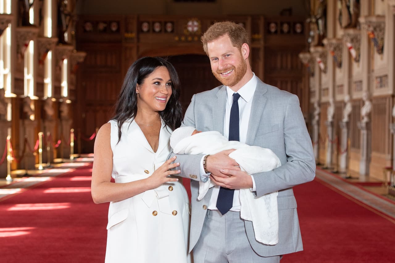 <b>8 de mayo de 2019</b>
<br>
<br>En el 
<b><a href="https://www.univision.com/famosos/meghan-markle-y-el-principe-harry-presentan-a-su-bebe-archie-harrison-mountbatten-windsor-fotos" target="_blank">Castillo Windsor</a></b>, Berkshire, los duques de Sussex presentaban a su primogénito y revelaban su nombre: Archie Harrison Mountbatten-Windsor.