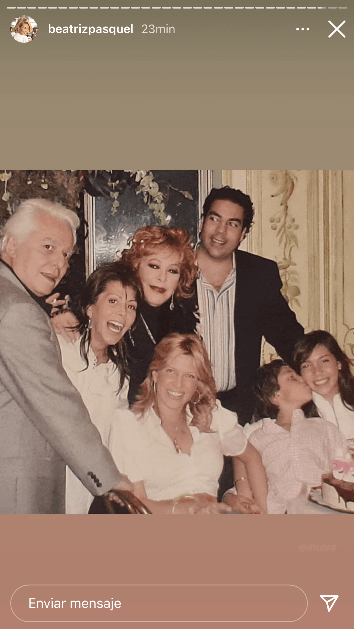 Las declaraciones de Frida Sofía han provocado, además, una 
<b><a href="https://www.univision.com/famosos/beatriz-pasquel-madrastra-frida-sofia-desmiente-con-fotos-familiares-alejandra-guzman-fotos" target="_blank">división entre las familias Guzmán, Pinal y la de Pablo Moctezuma</a></b>, padre de la joven, quien públicamente ha dicho que le cree a su hija y además está pagando el equipo legal que la acompaña en este proceso. 
<br>