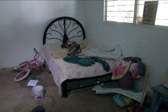 En uno de los cuartos había prendas de vestir y diversos objetos revueltos en una cama y en el piso.