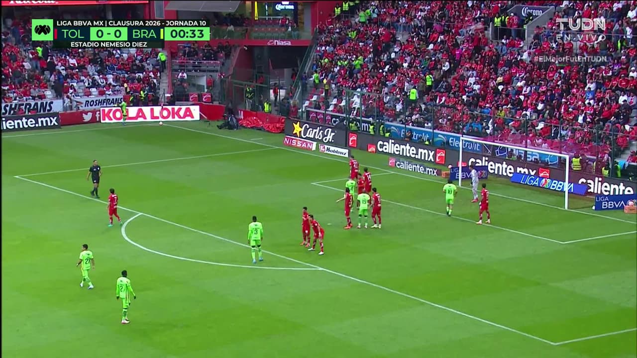 Arranca el partido y la pelota está en juego.