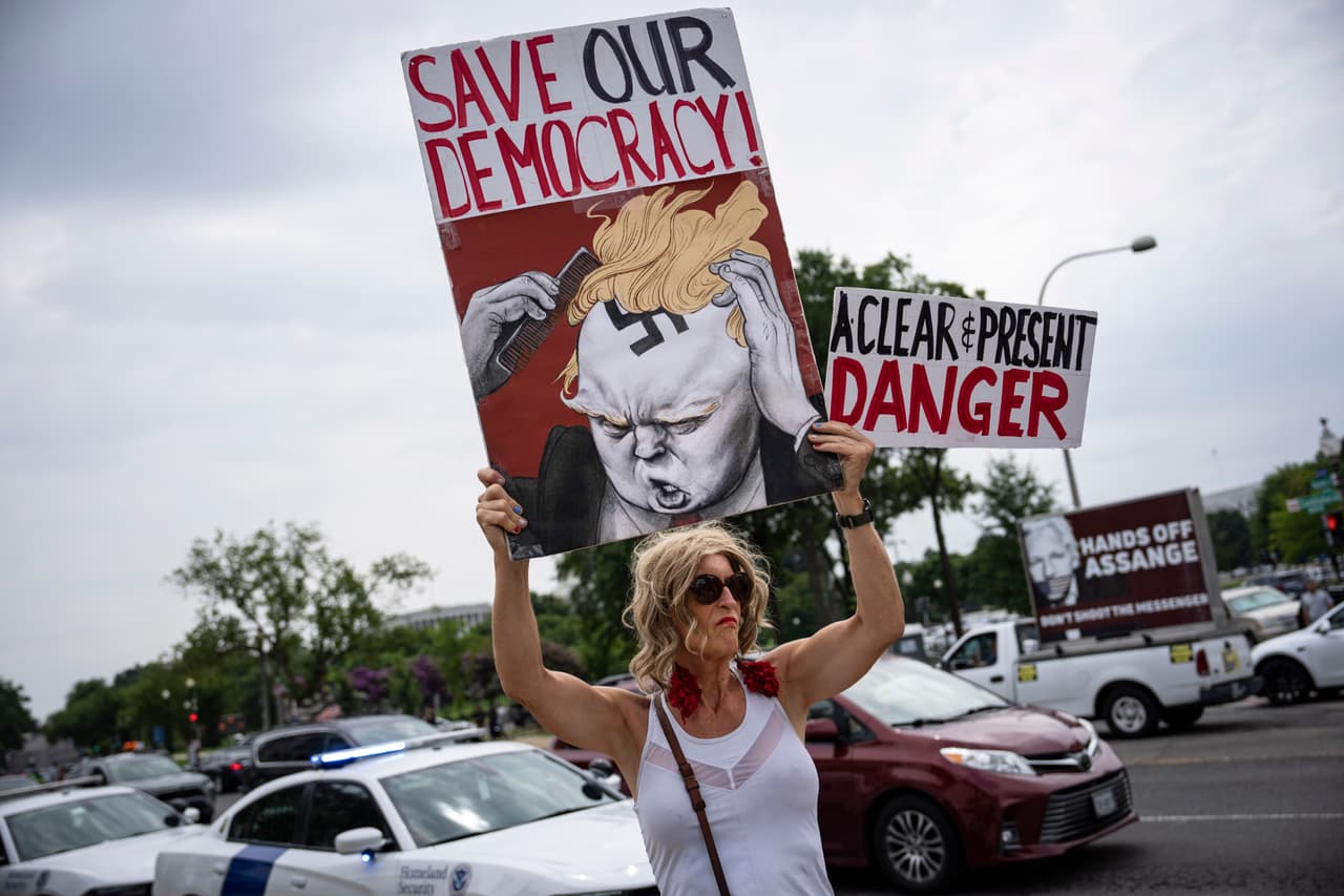 Describe una campaña de mentiras de varios meses en torno a los resultados electorales y asegura que, incluso cuando esas falsedades culminaron en una caótica insurrección en el Capitolio, Trump intentó sacar provecho a esos actos de violencia al señalarlos como una razón para demorar todavía más el conteo de votos colegiados que selló su derrota.