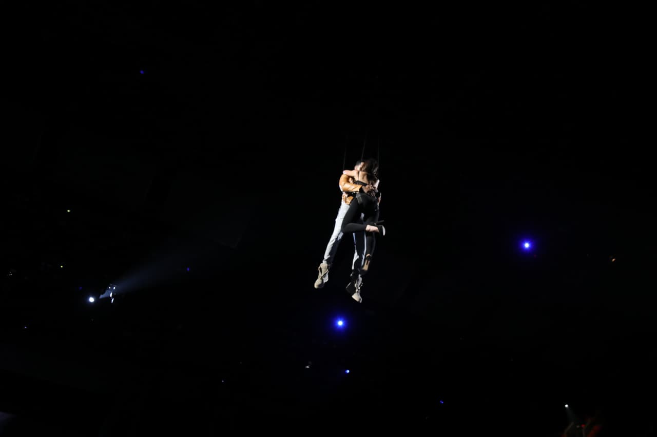 Ante la mirada de la audiencia presente y televisiva, Romeo Santos y su asistente desaparecieron.