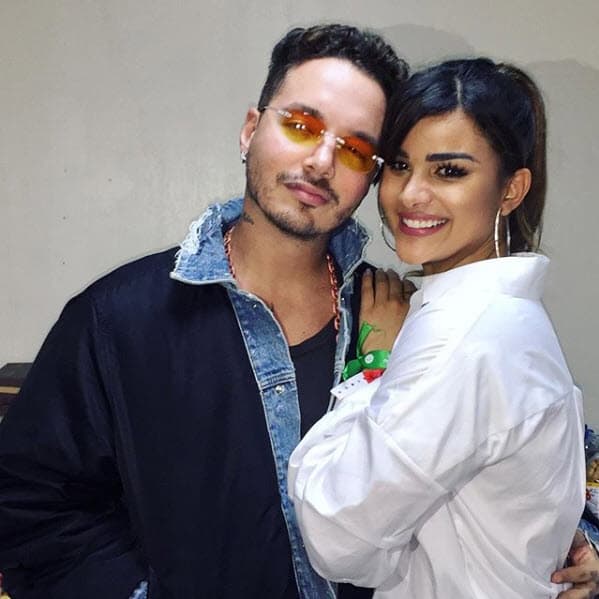 El cantante de música urbana J Balvin también abrazó a Clarissa para tener una imagen juntos.