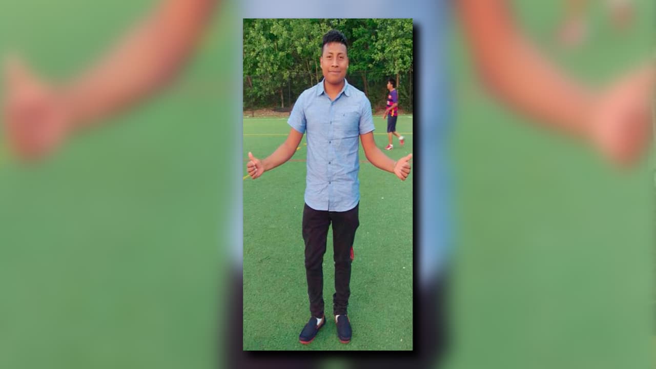 Según el reporte, Hernández le gritó a la niña para que se acercara a él mientras estaba parado debajo de una glorieta directamente frente al edificio de su apartamento.