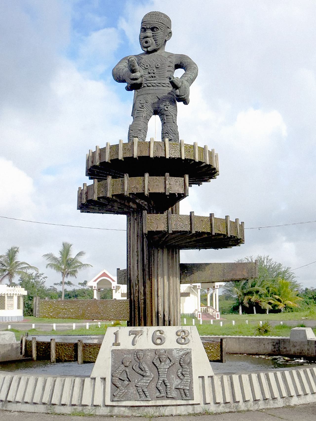 <b>Cuffy</b>. Nació en África occidental y fue capturado como esclavo para trabajar en las plantaciones de la colonia holandesa de Berbice, en la actual Guyana. En 1763 dirigió una revuelta de más de 2,500 esclavos contra el régimen de la colonia. Este monumento se encuentra en Georgetown, Guyana, donde es considerado un héroe nacional.
<br>